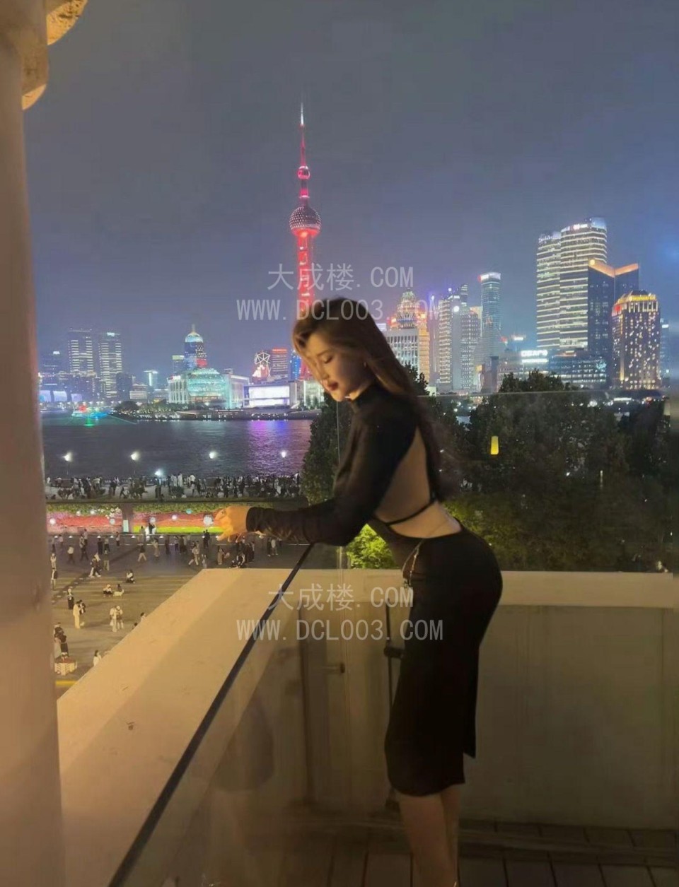  浦东白嫩娇羞骚穴很紧