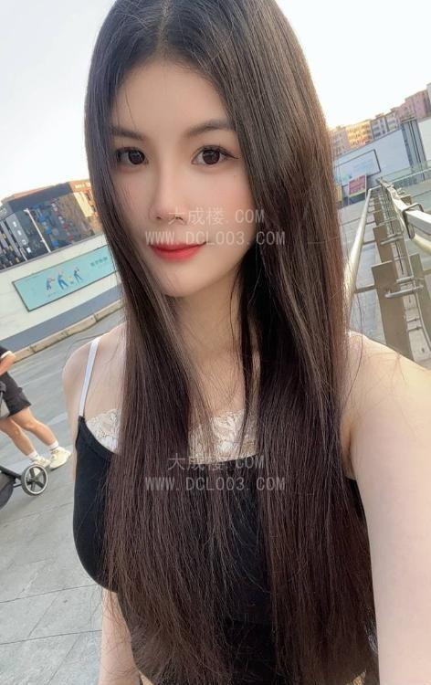 白云肤白大长腿御姐