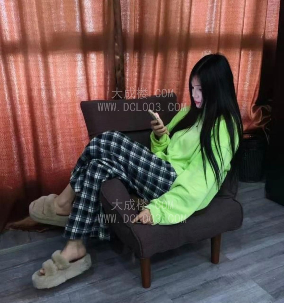 武汉江岸长腿大美嫩妹