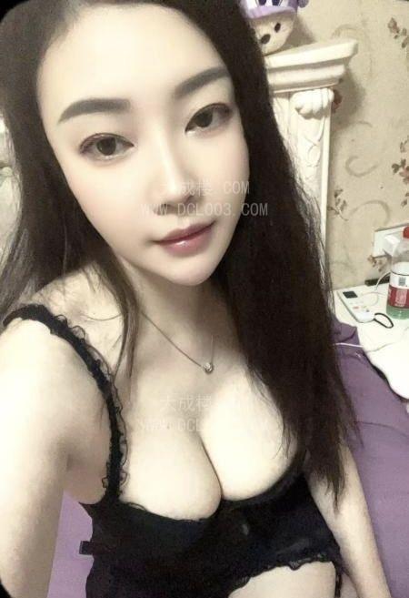 汉阳肤白腿长