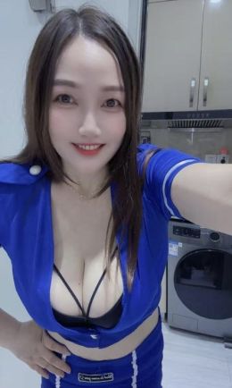 白云巨乳美少妇