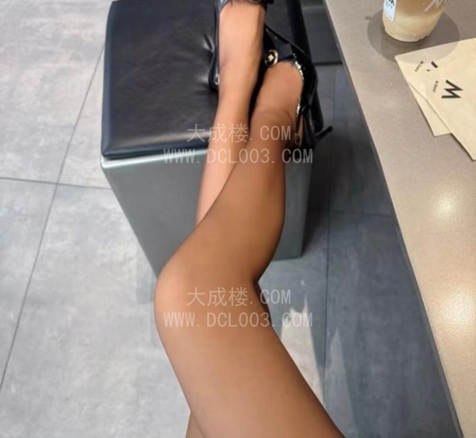 西青肤白貌美大长腿