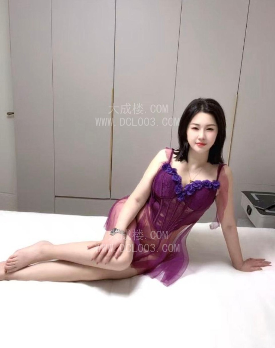 南京南站短发女神笑笑