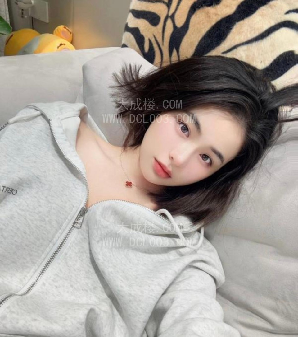 白云身材纤细短发御姐老师